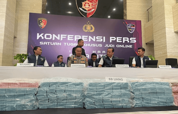Foto Tumpukan Uang Yang Disita Dari Jaringan Judi Online WNA oleh Bareskrim