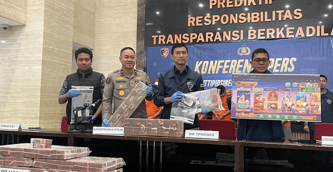 Foto konferensi pers Bareskrim menunjukkan tumpukan uang yang disita dari kegiatan judi online
